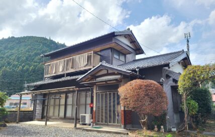 【空き家情報更新】R5-15・高郷地区・町の中心部の高郷地区のきれいな状態の2階建。目の前が学校。