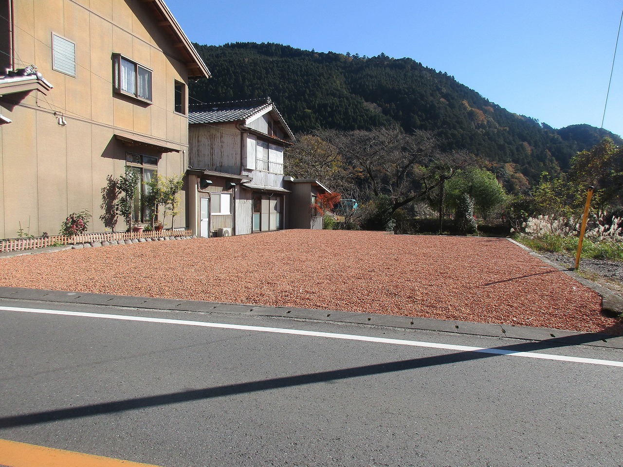 【上長尾地区・空き地】幹線道路沿いの更地、生活に便利な場所