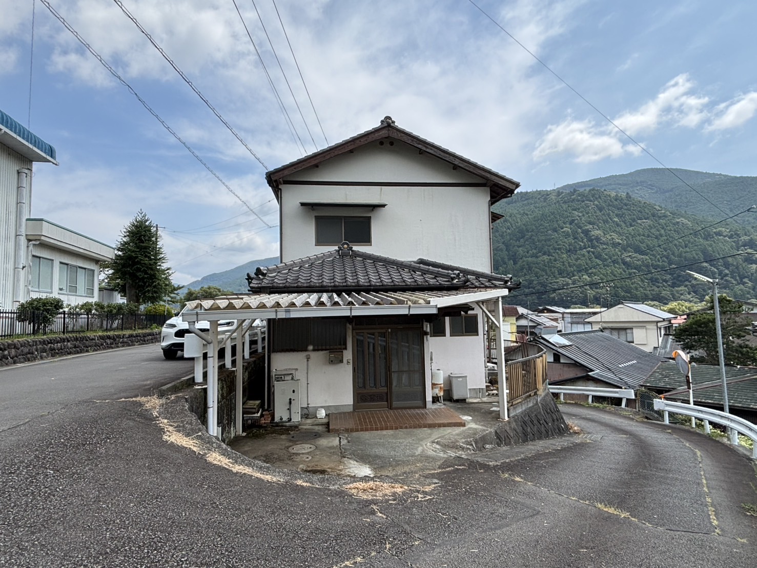【高郷地区】川根本町初！空き家バンクを活用した「民設民営の移住者向け賃貸住宅」きれいなキッチン付きの2階建て賃貸物件。目の前が学校。