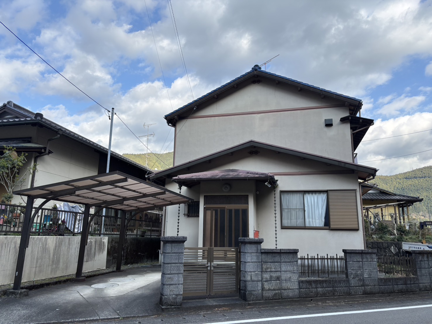 【上長尾地区】町の中心部にある2階建て。コンビニまで徒歩5分。