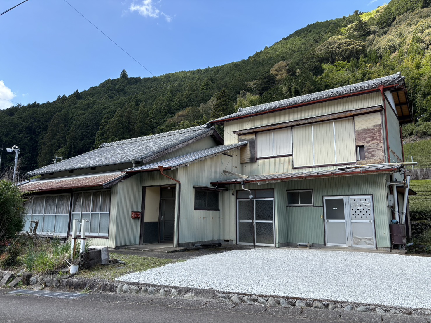 【久野脇地区】茶畑に囲まれた静かな環境。昔ながらの梁を活かしたリノベーションがおすすめ