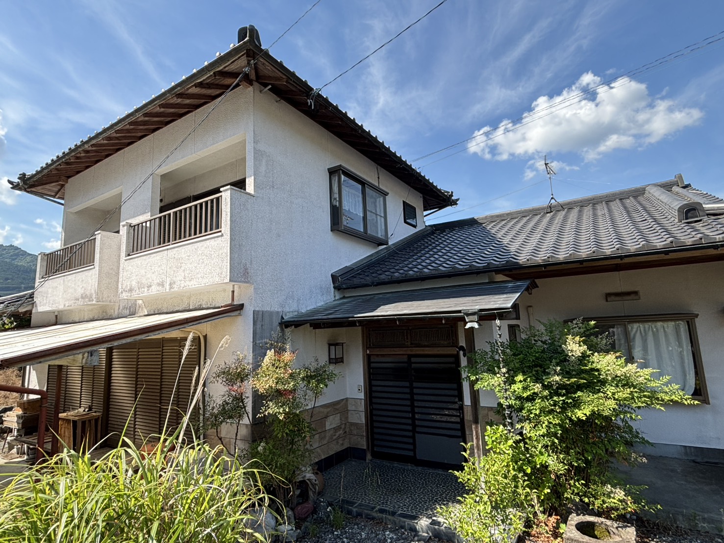 【徳山地区】広い駐車場あり、庭付きの2階建て。